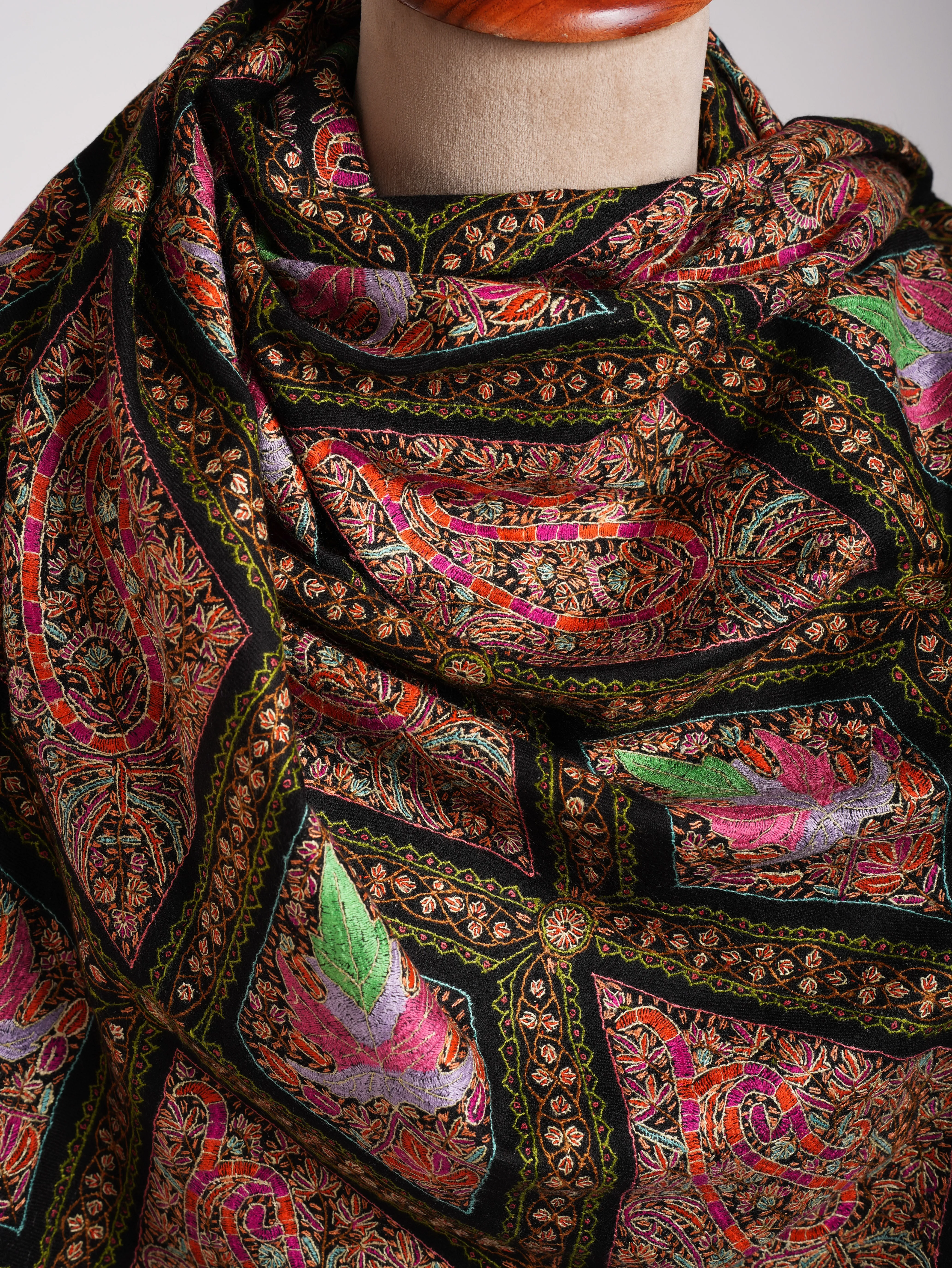 Black Sozni Chinar Embroidered Pashmina Jamavar Shawl