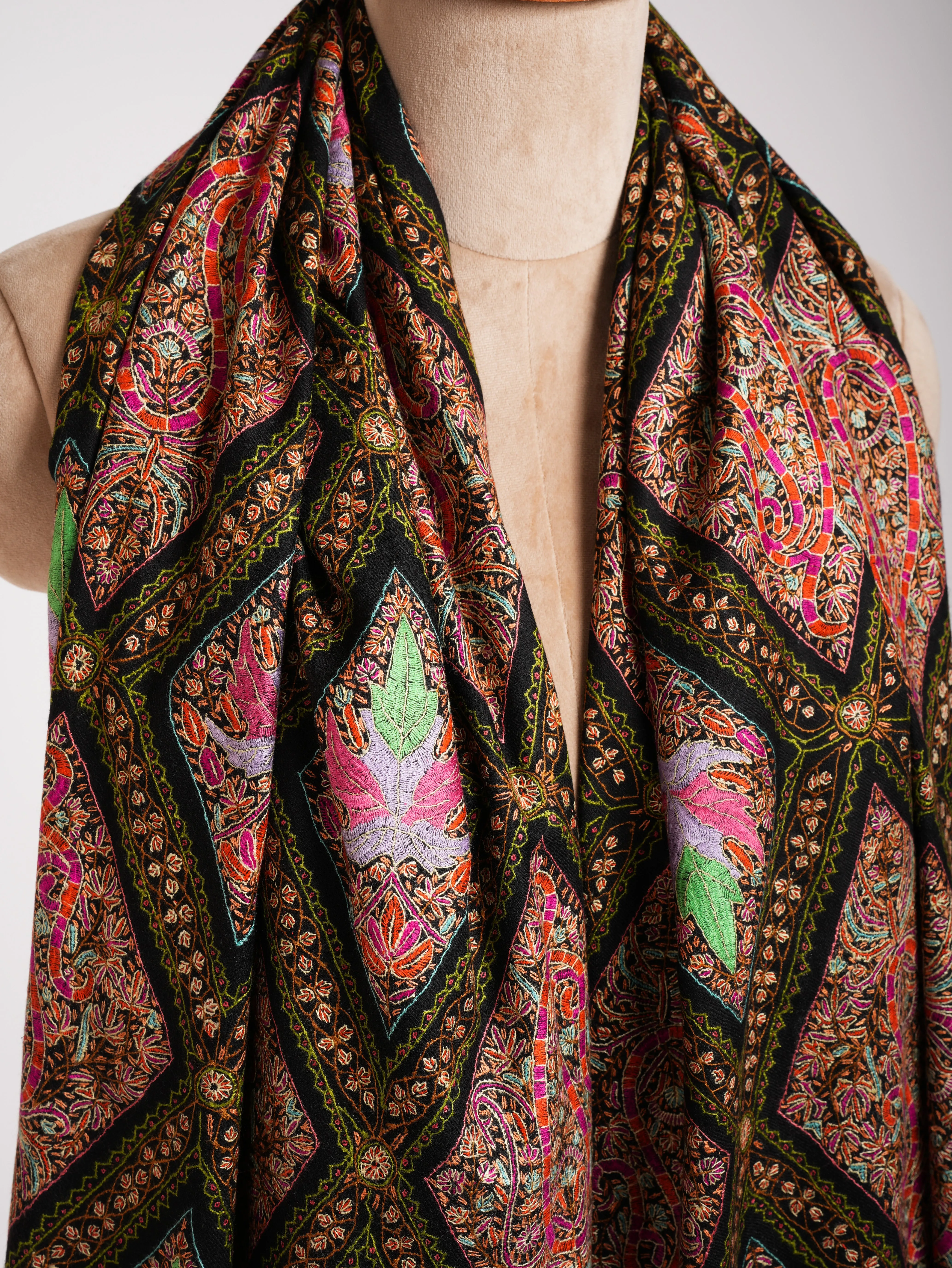 Black Sozni Chinar Embroidered Pashmina Jamavar Shawl