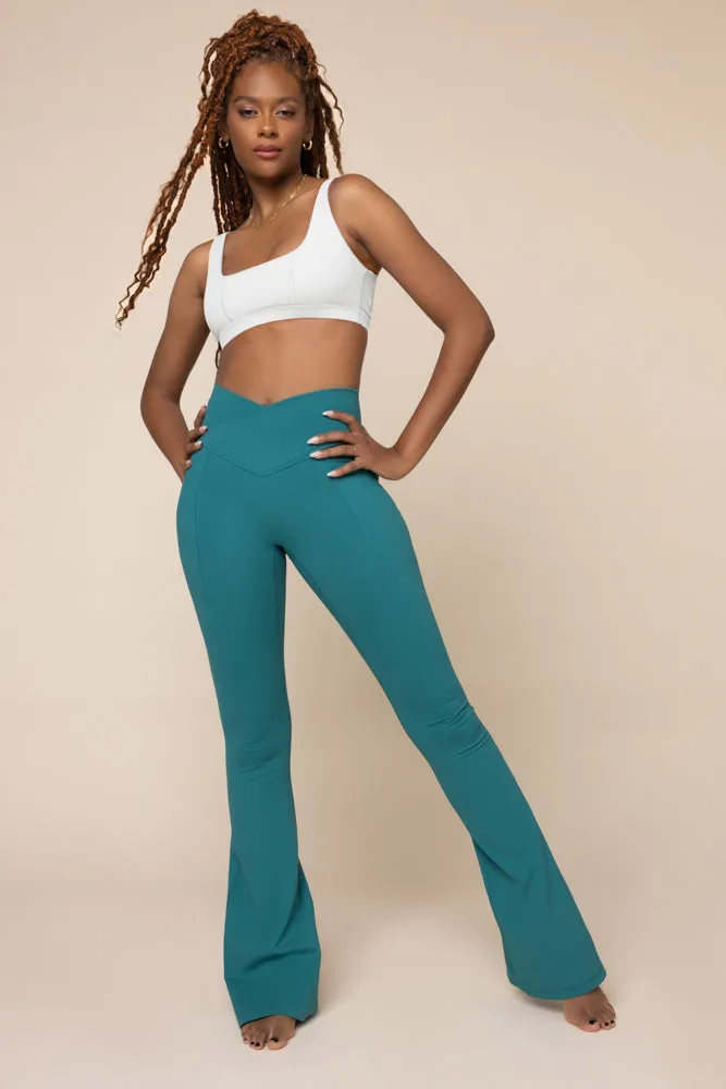 Crisscross Hourglass® Flared Leggings with Pockets - Emerald
