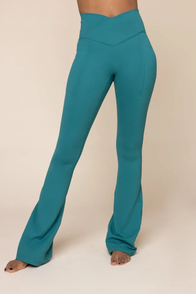 Crisscross Hourglass® Flared Leggings with Pockets - Emerald