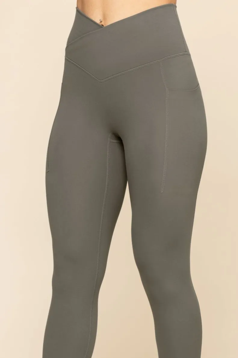 Crisscross Hourglass® Leggings with Pockets - English Ivy
