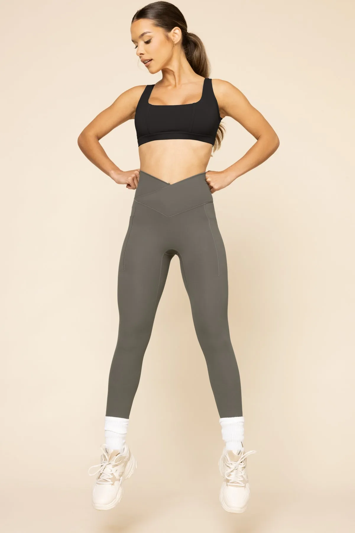 Crisscross Hourglass® Leggings with Pockets - English Ivy
